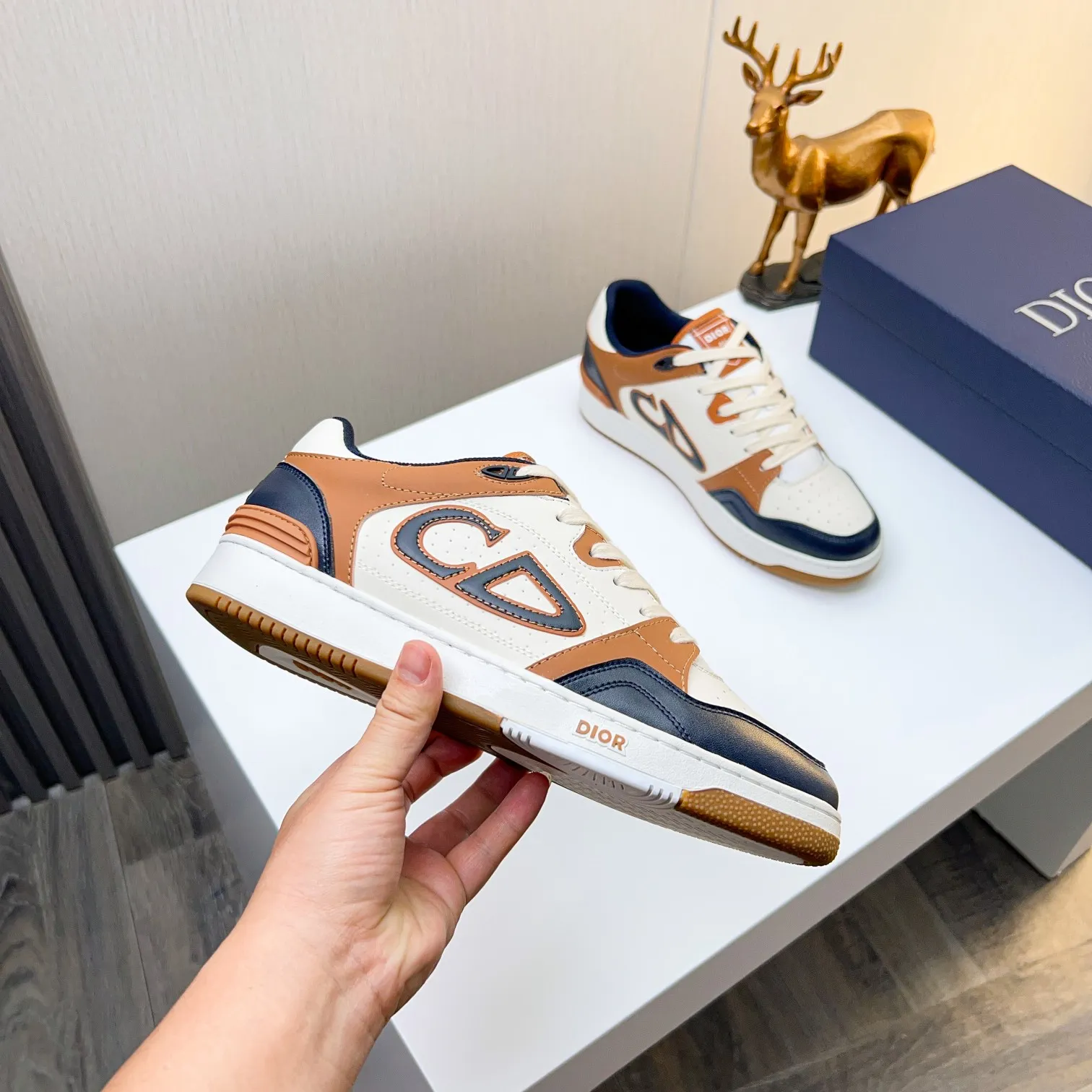 Men's Men's Shoes 💰420 [New Style] 🦩🦩Dior - Low-top sneakers 2025 spring men's collection new arrivals [Celebrate][Celebrate][Celebrate], reinterpret the basketball shoe design and become a classic Dior item [strong][strong][strong], carefully crafted in black and cream white smooth cowhide, paired with beige suede, showing leather on the side The CD logo, tongue, sole and back side are decorated with various distinctive details to enhance the style[666][666], while eyelet details, topstitching and rubber panels highlight the dynamic charm of its athletic style[strong][strong][strong]. It has a two-color rubber sole, which can be matched with various clothing to create a refined look. Size: 38 to 44 (45 can be customized